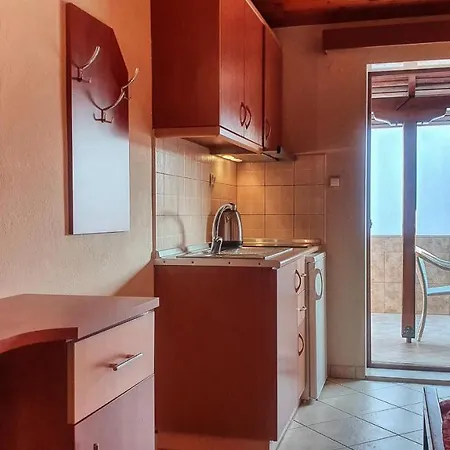 بيت ضيافة Rodon Garden Centre 3*